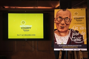 L'affiche sur fond jaune du Montreux Comedy Festival illustrant la figure du vénérable Dalaï-Lama. © Oreste Di Cristino