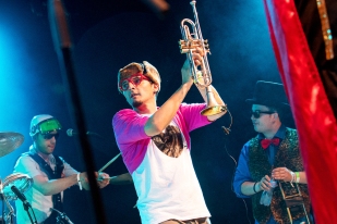 Anthony à la trompette sur la scène du “Music in the Park”. © Oreste Di Cristino / leMultimedia.info