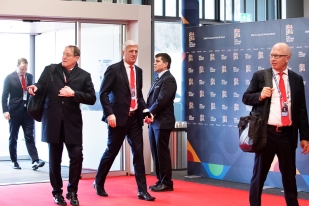 La délégation suisse arrive au SwissTech Convention Center. À l'image, se distinguent particulièrement Claudio Sulser (à gauche) et Vladimir Petkovic (au centre). © leMultimedia.info / Oreste Di Cristino