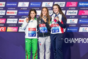 La championne italienne a devancé la Hongroise (en argent avec un record d'Europe junior en 4'03”57) et la Britannique Holly Hibbot. © leMultimedia.info / Oreste Di Cristino [Glasgow]