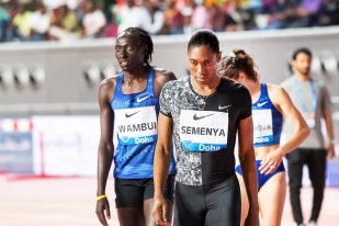 Caster Semenya peu avant le départ du 800 mètres à Doha. À sa droite, Margaret Wambui. La Kényane est aussi suspectée de détenir un taux de testostérone supérieur à la “normale” féminine (selon l’IAAF). © leMultimedia.info / Oreste Di Cristino [Doha]